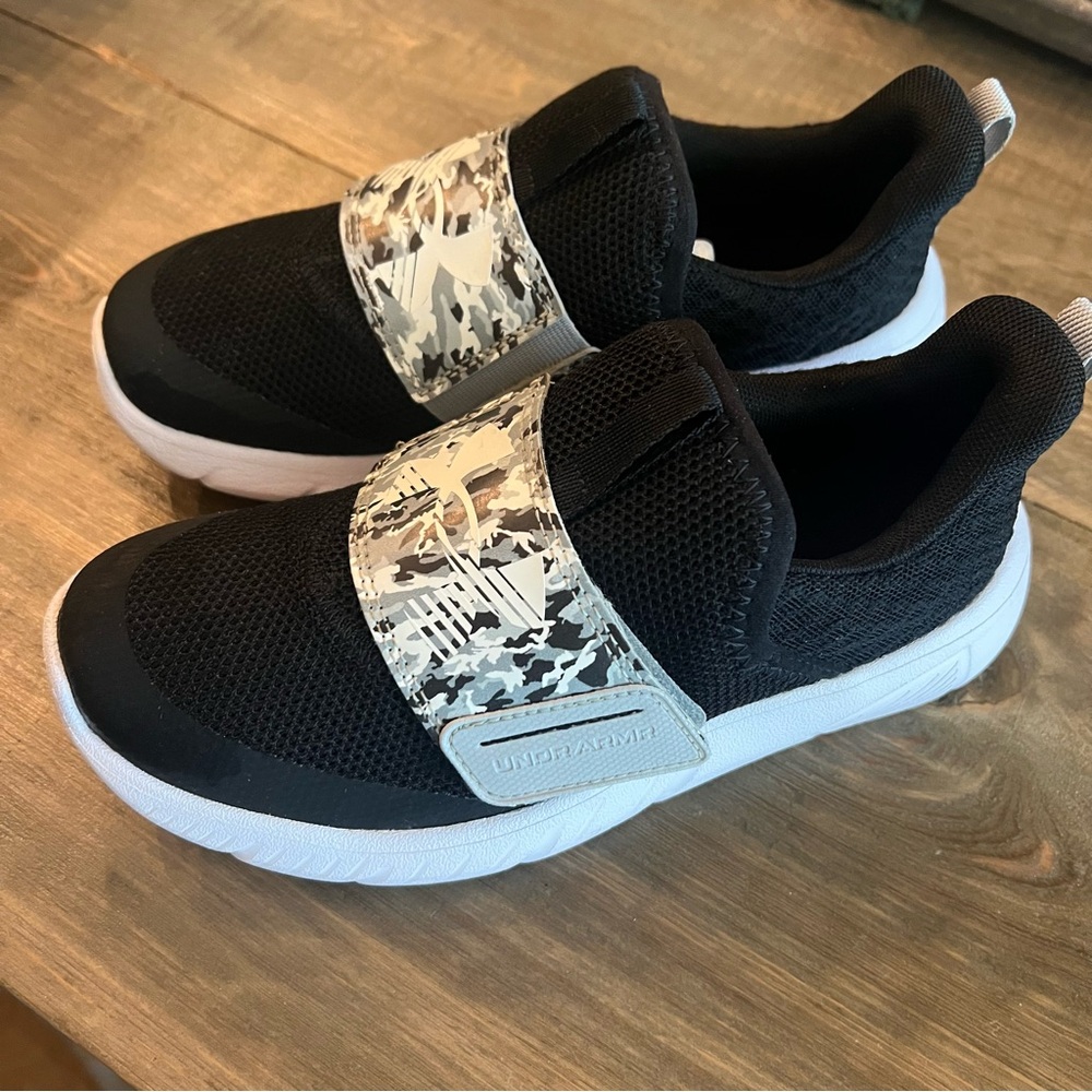 UNDER ARMOUR Boys Camo Velcro Sneaker Size 1 - Picture 1 of 6